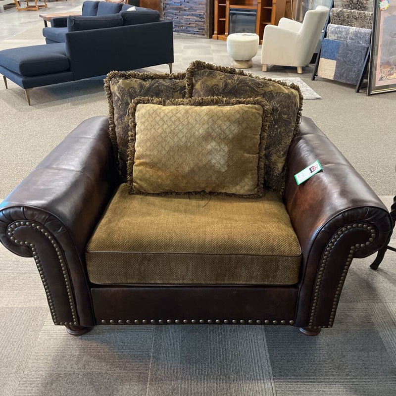 2-tone Chair w/ Pillows